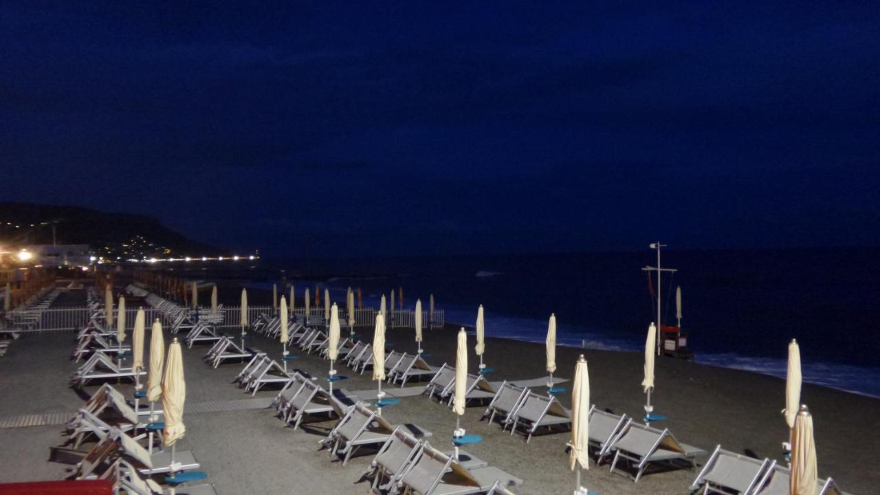 Ghiro Ghiotto Bed & Breakfast Pietra Ligure Luaran gambar