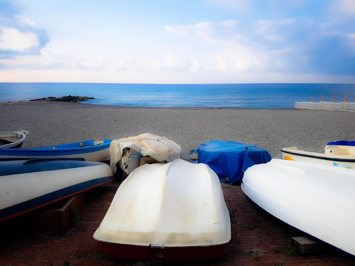 Ghiro Ghiotto Bed & Breakfast Pietra Ligure Luaran gambar